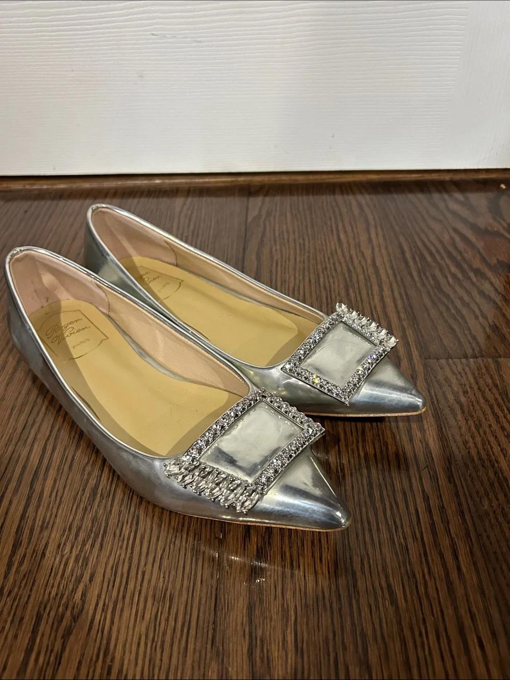 Rodger Vivian Silver Pointed Toe Flats with Crystal Buckle Sz 38 US 7.5-8